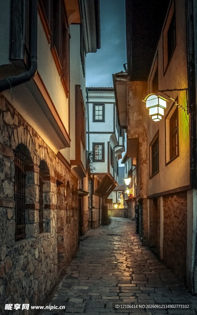 古巷夜景暖灯映照石板路