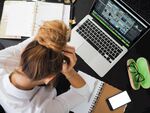 伏案工作的疲惫女性