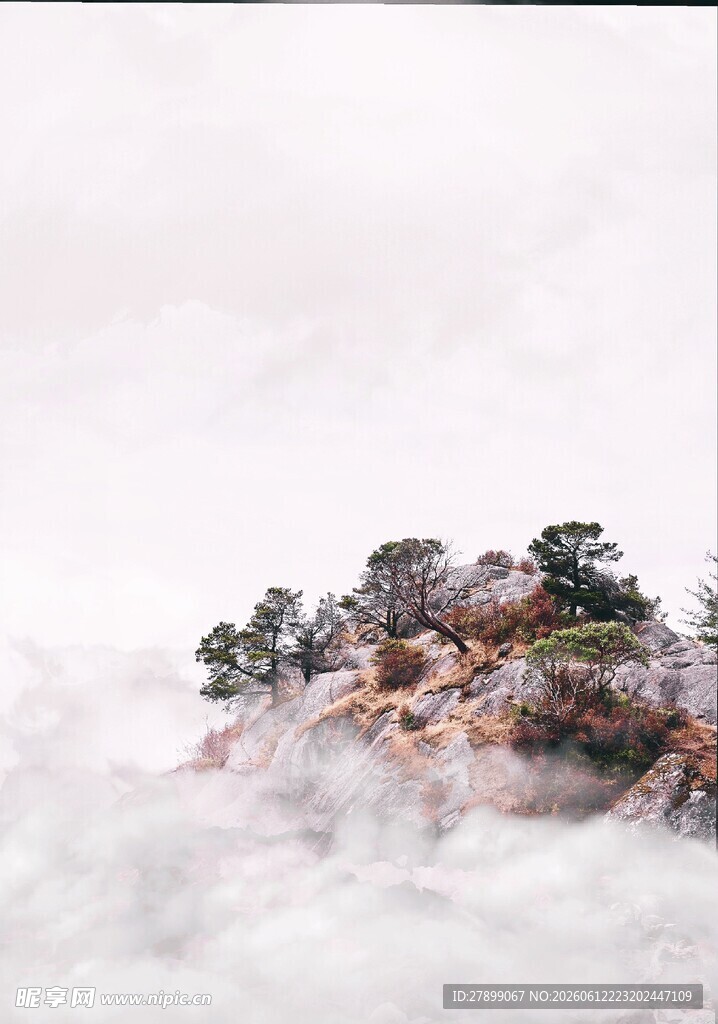 云雾缭绕中的孤峰美景