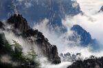 黄山云雾缭绕壮美山景