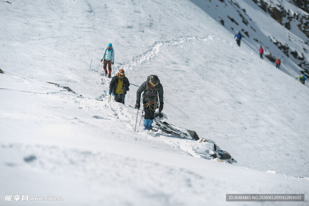 登山者攀登雪山场景