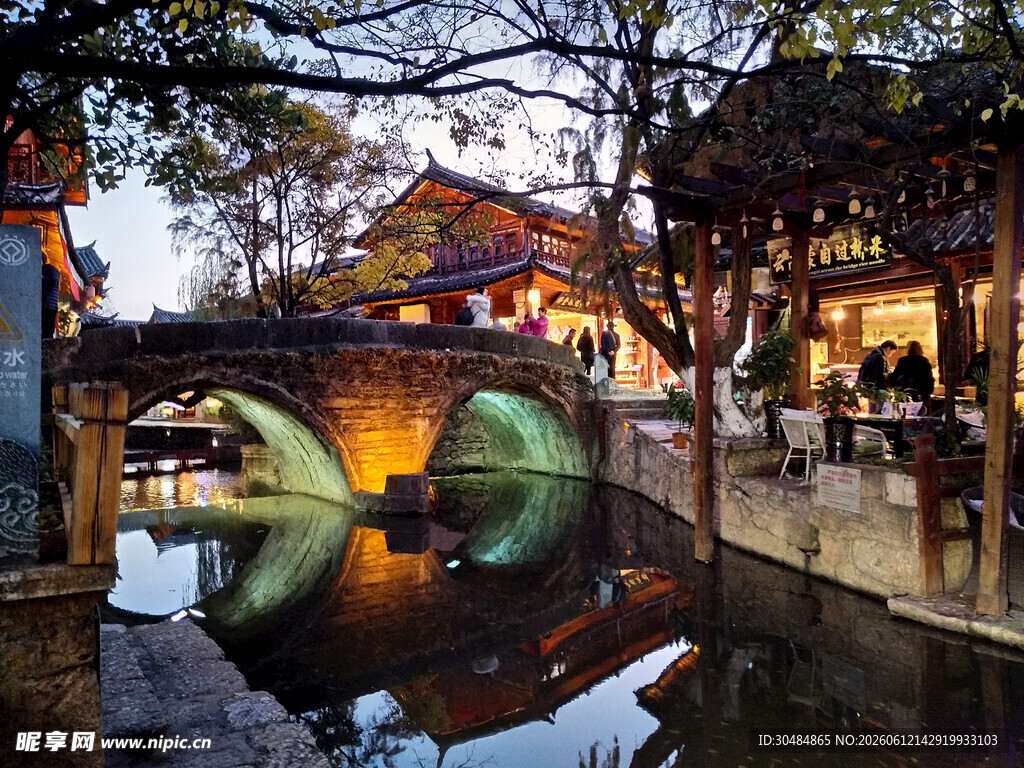 丽江古镇桥洞夜景