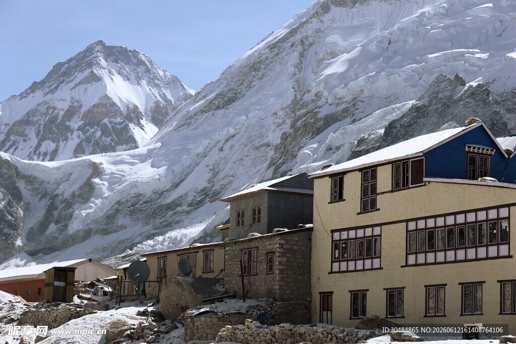 雪山下的温馨小屋