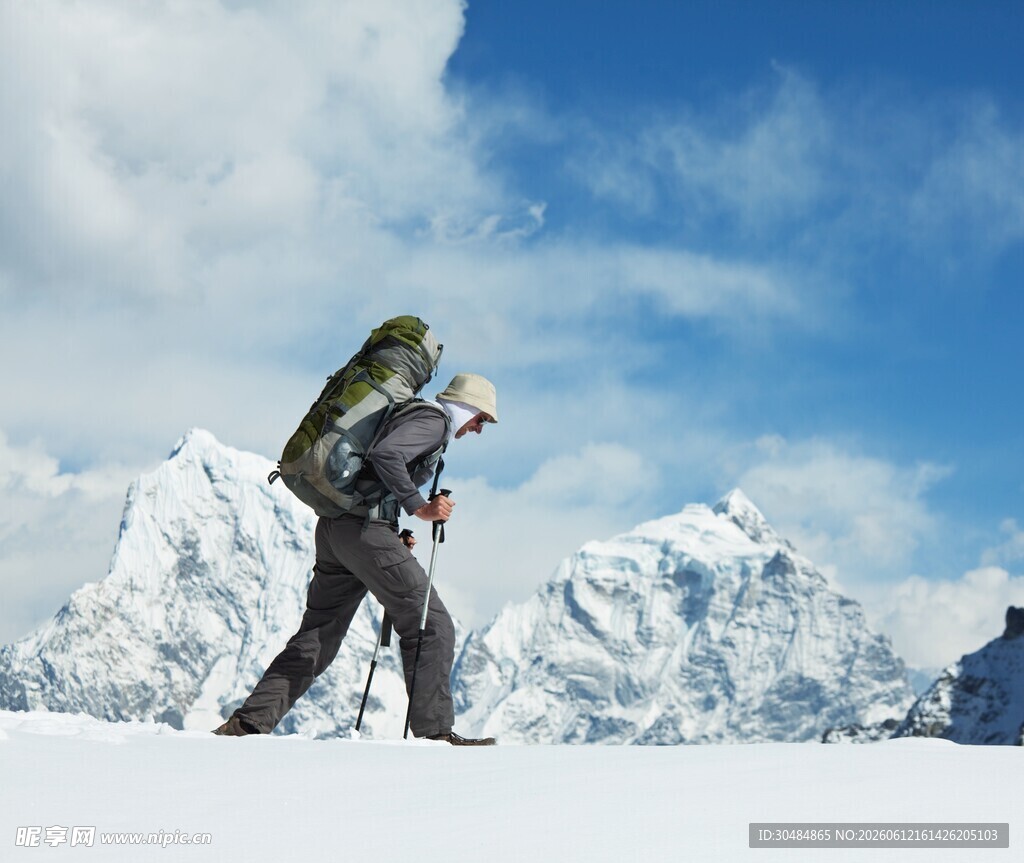 徒步登山者攀登雪山