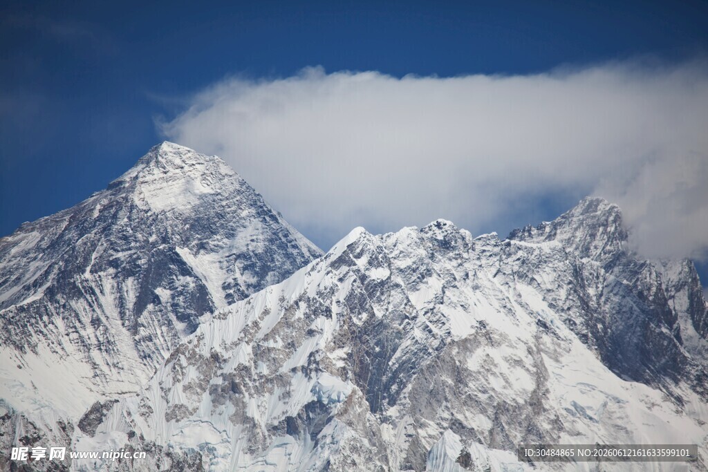 巍峨雪山壮丽景观