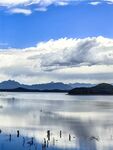 宁静湖面与远处山峦美景