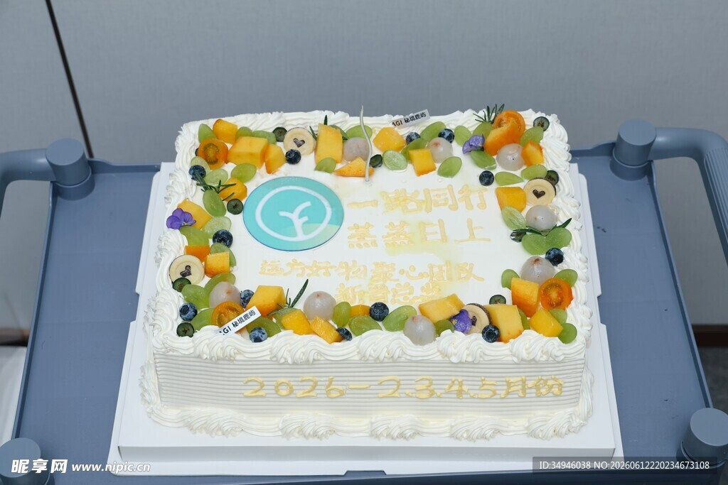 花卉装饰生日蛋糕