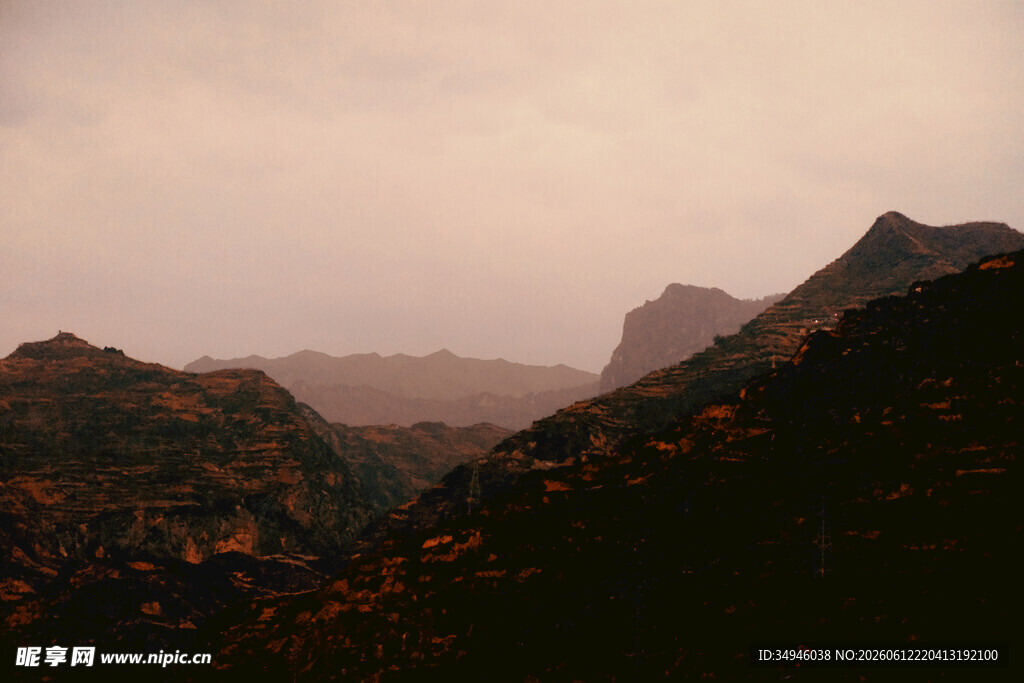 山间暮色风景