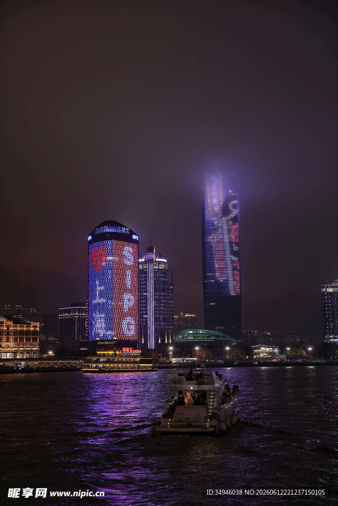 城市夜景下的璀璨河畔风光