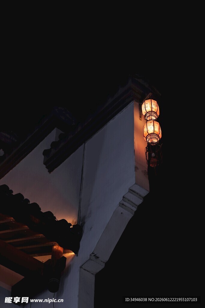 古建屋檐下的点亮灯笼
