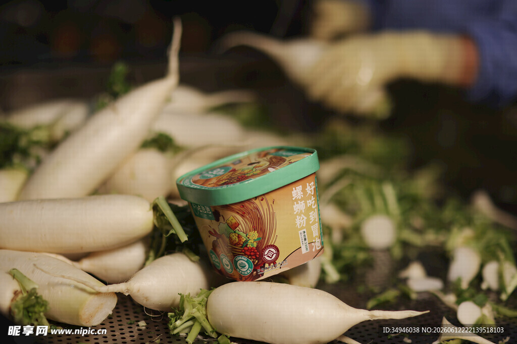 萝卜旁的精美装饰小罐