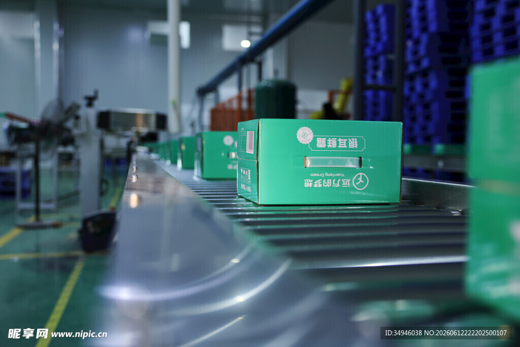 工厂内的绿色产品包装流水线