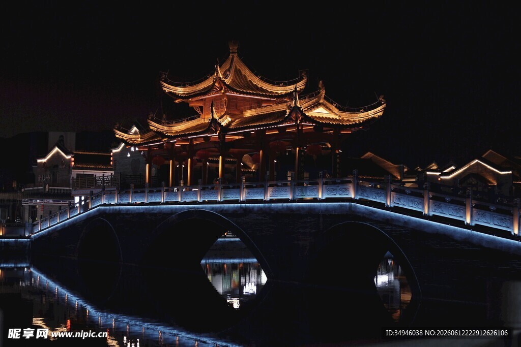 古桥楼阁夜景璀璨迷人
