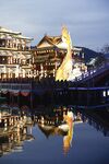 古镇夜景倒映于平静水面