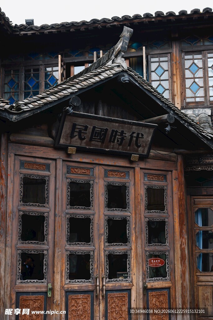 古朴木质传统民居建筑