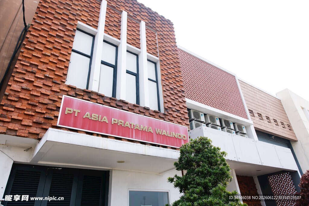 街边红色招牌建筑外观
