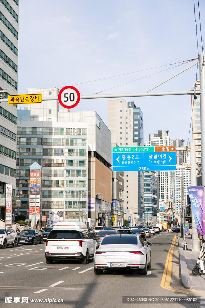 城市街道交通景象