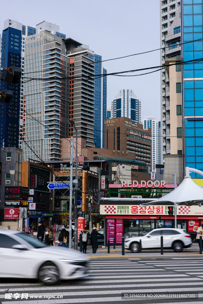 城市街道的繁华街景