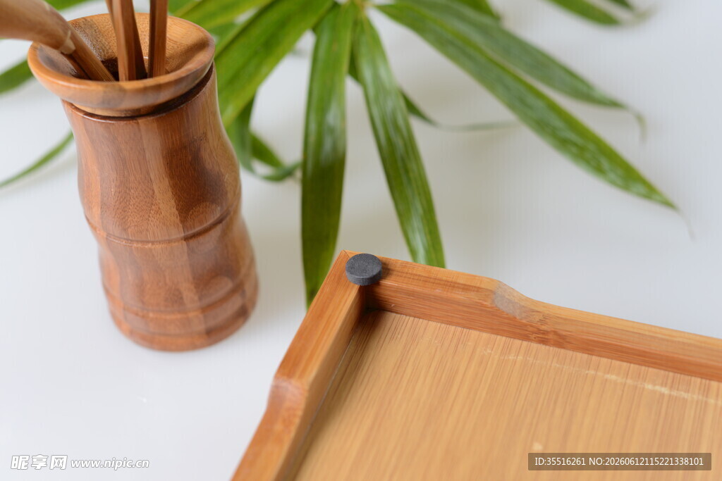 竹制茶具托盘与绿植搭配
