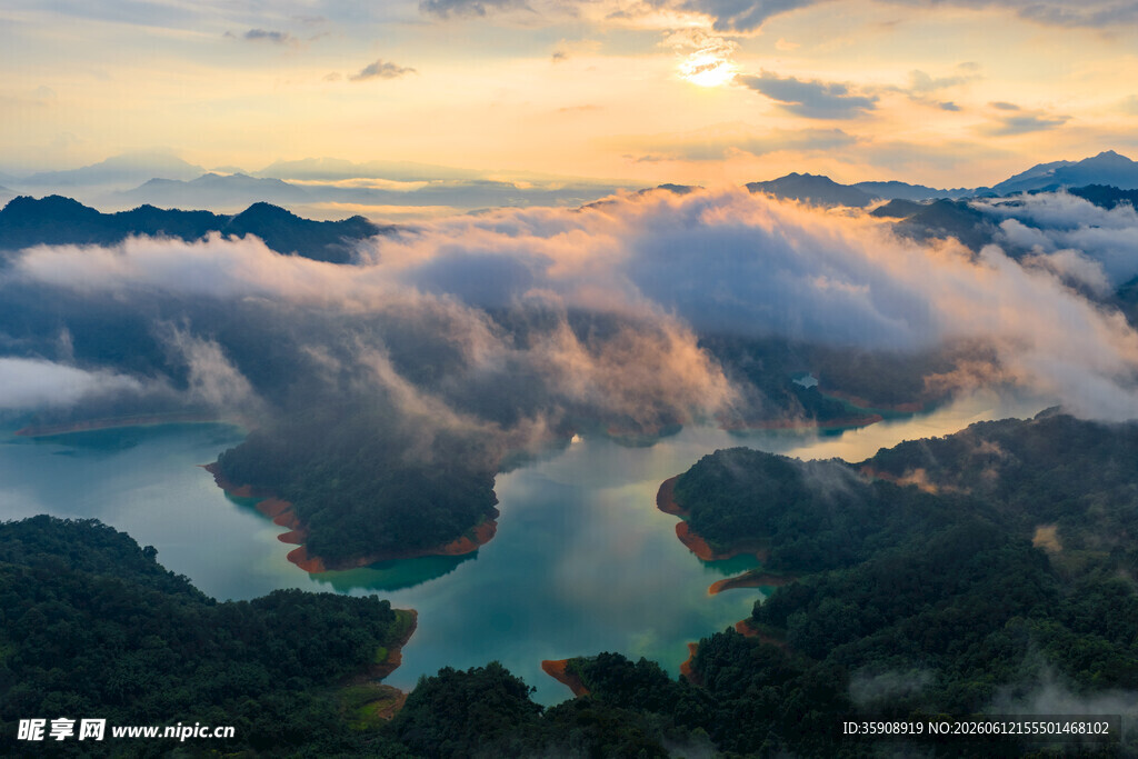 中国广西梧州蒙山茶山湖落日