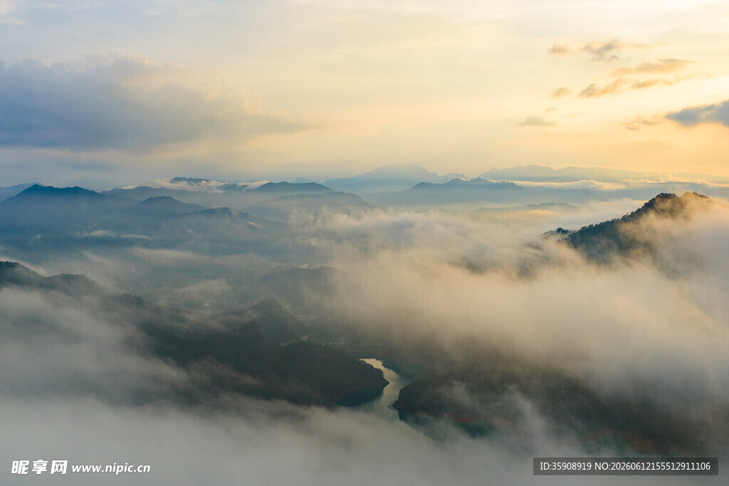 中国广西梧州蒙山茶山湖落日