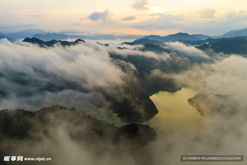 中国广西梧州蒙山茶山湖落日