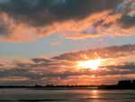 夕阳下的绚烂天空与水面