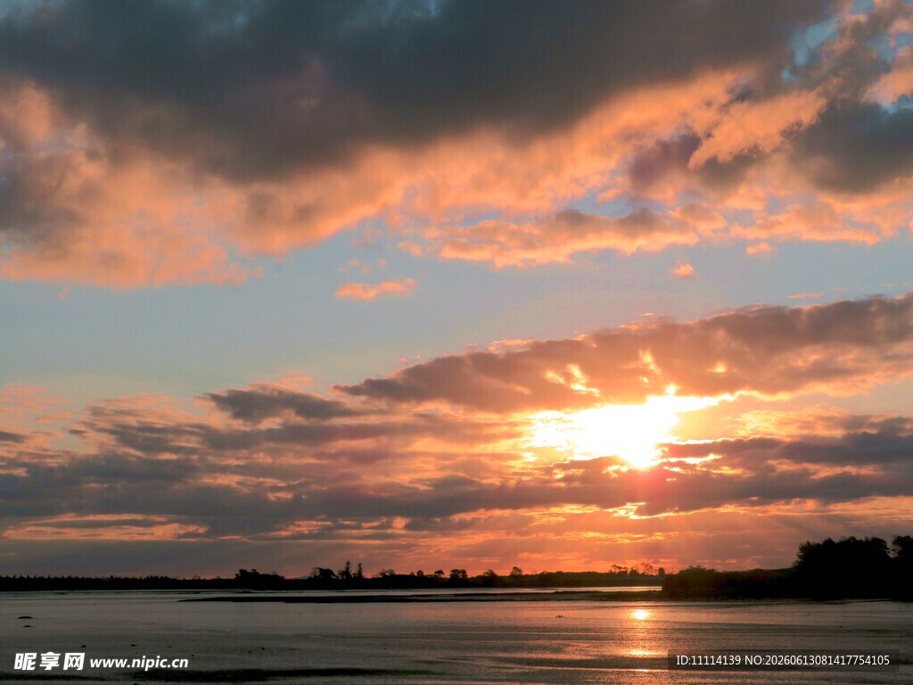 夕阳下的绚烂天空与水面