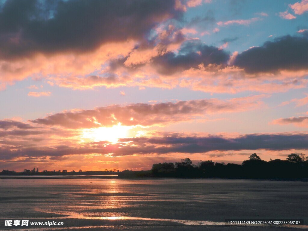 夕阳下波光粼粼的美丽海滨