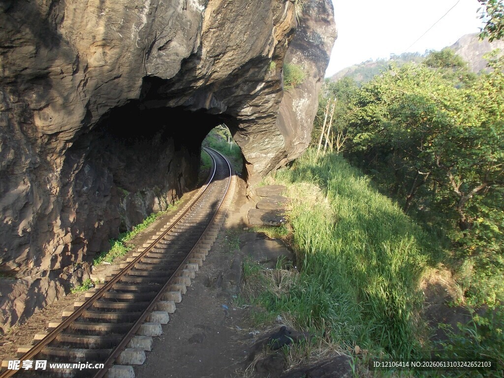 山间铁轨穿入岩石隧道