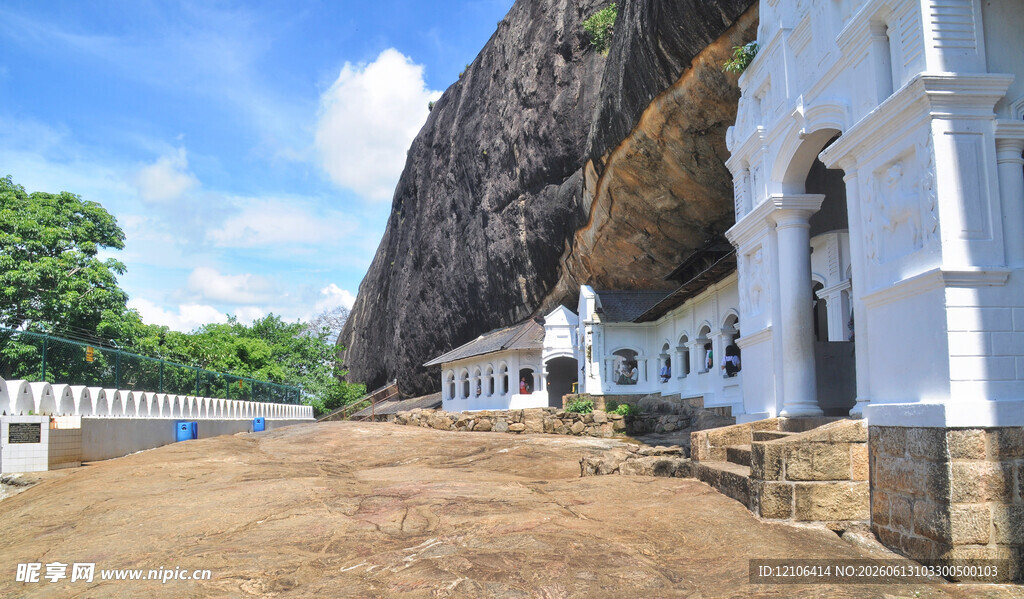 岩石旁的白色建筑景观