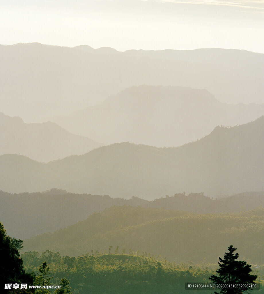 山峦叠嶂间的朦胧美景