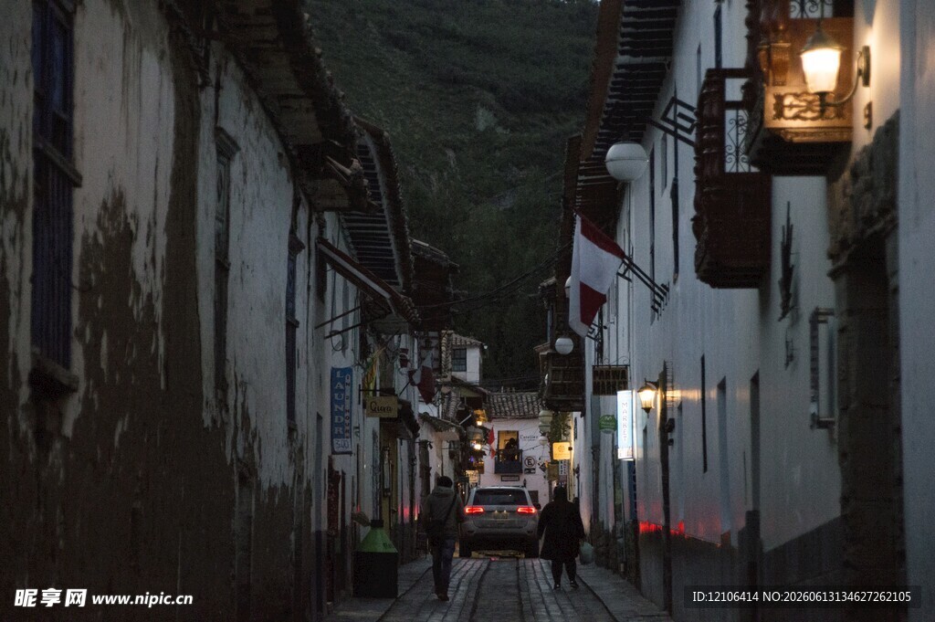 古巷夜景灯光映照静谧小道