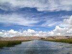 蓝天碧水间的宁静河岸
