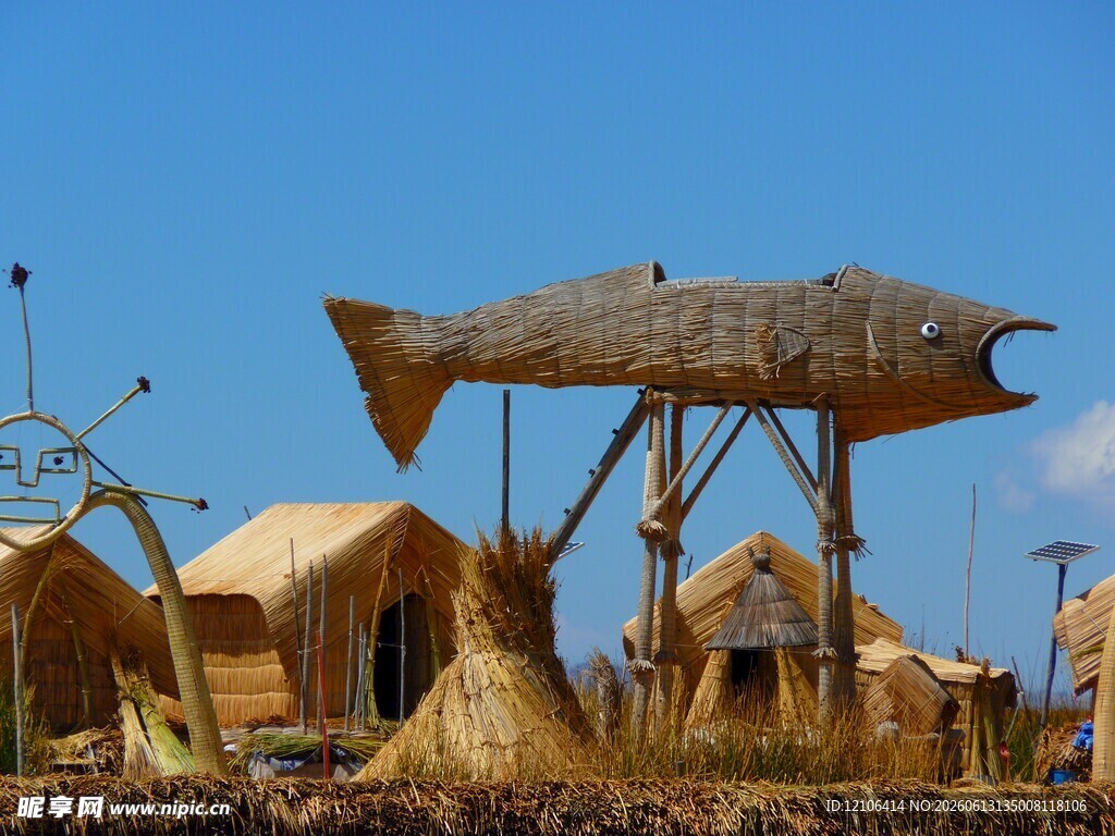 乡村鱼形雕塑与传统建筑