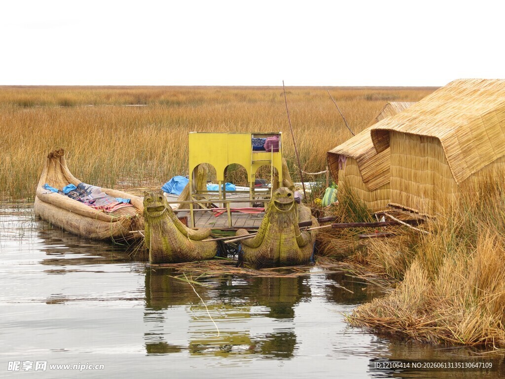 的的喀喀湖芦苇船与小屋