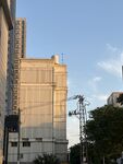 城市高楼与远处摩天轮景观