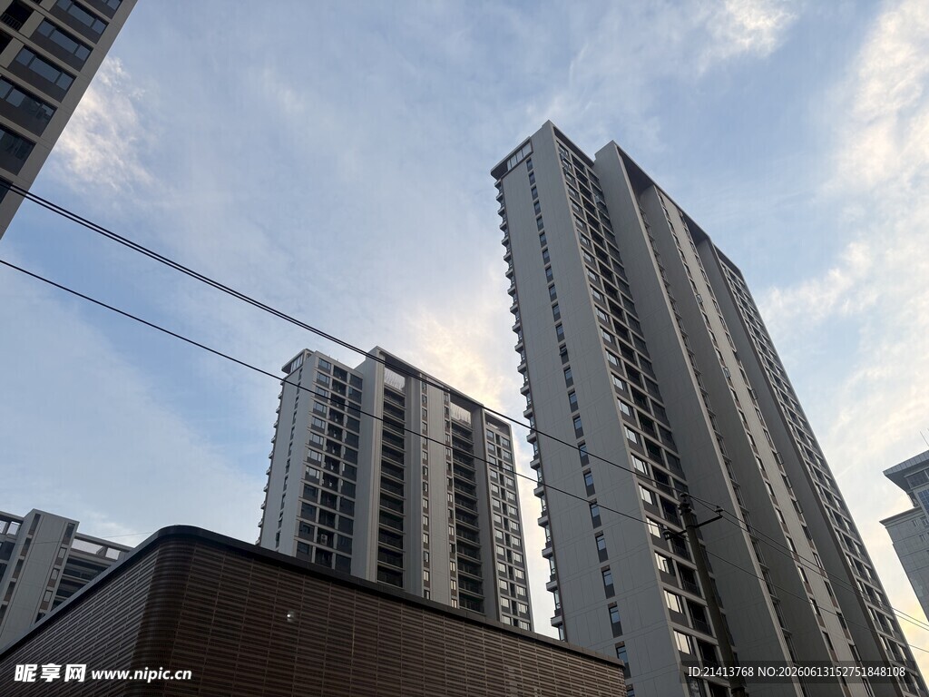 城市高楼与蓝天白云