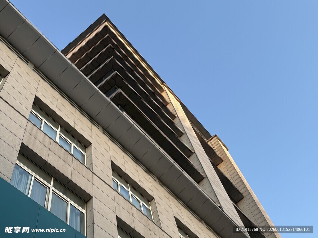现代风格多层建筑外观