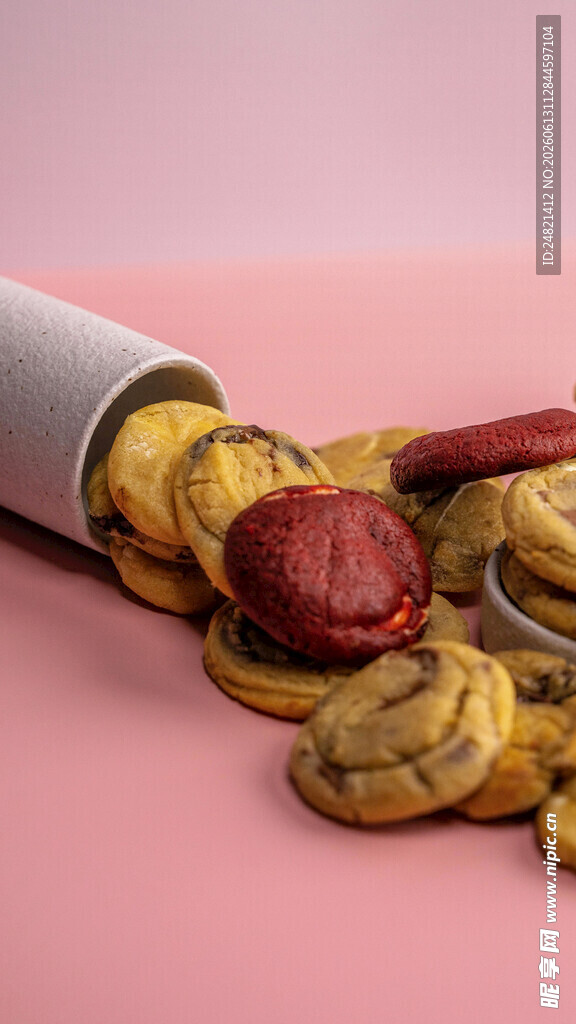 散落的多彩美味饼干