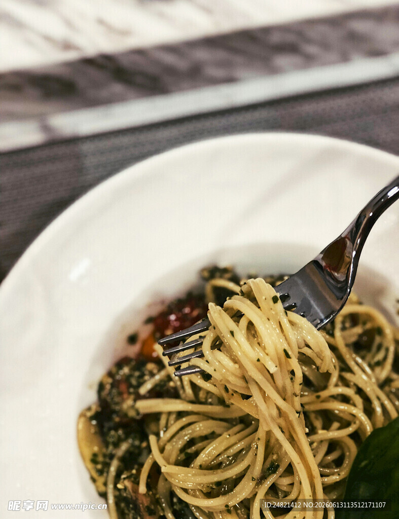 美味意大利面配黑叉