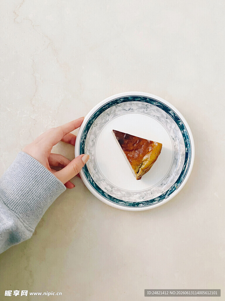 手持盘中三角形甜点