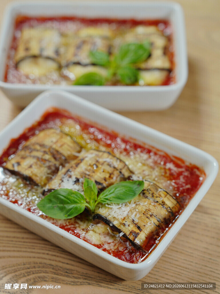 美味烤茄子配新鲜罗勒