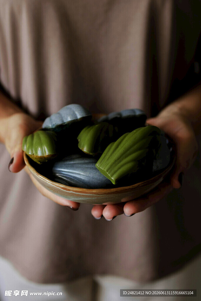 手捧特色糕点