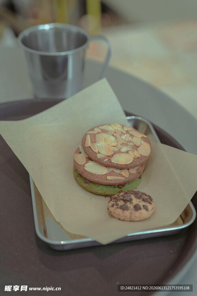 托盘上的美味糕点