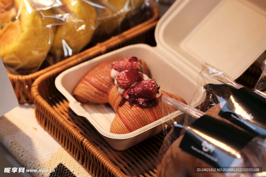 精致点心与饮品组合