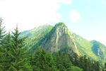 翠绿山峦间的壮美自然景