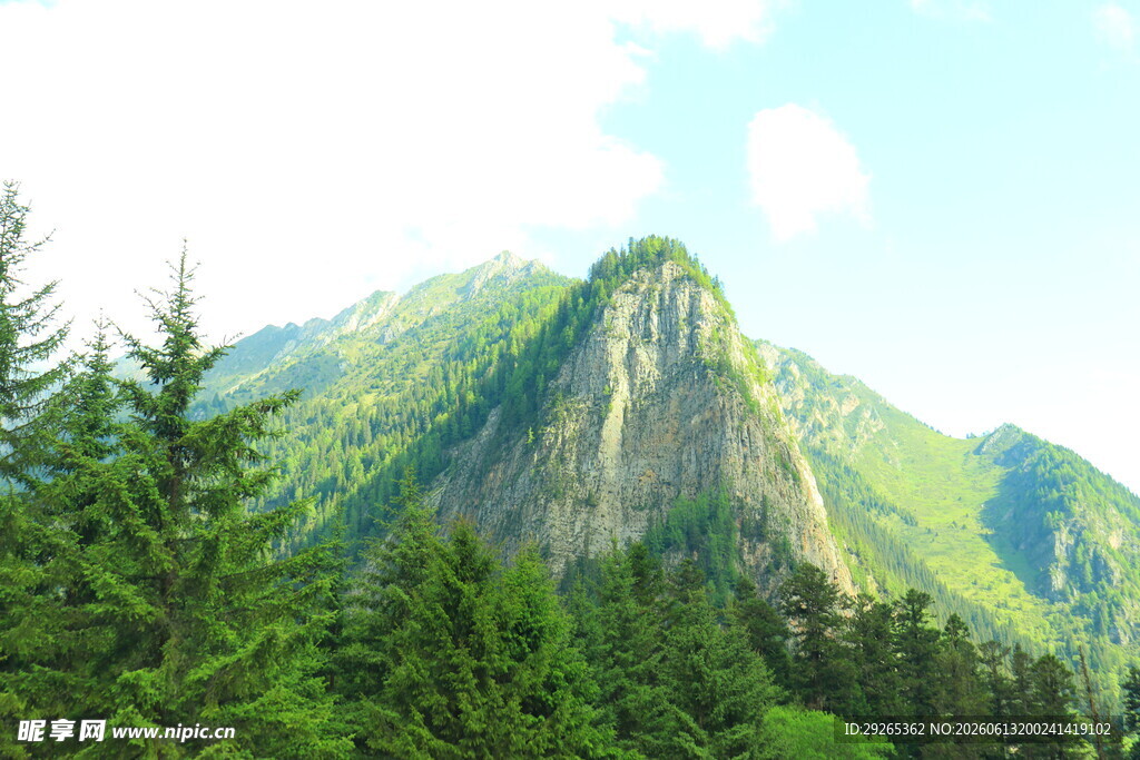 翠绿山峦间的壮美自然景