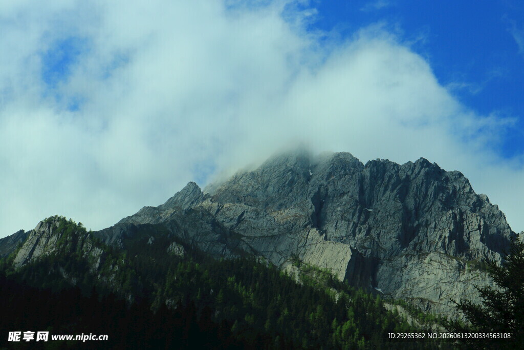 巍峨高山云雾缭绕