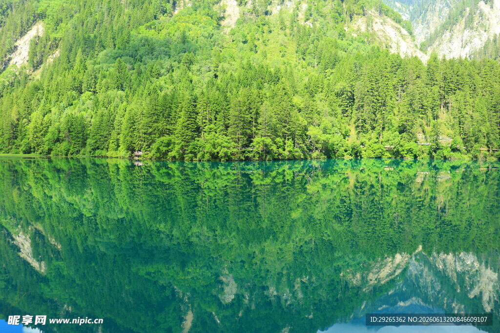 青山绿水间的静谧湖景